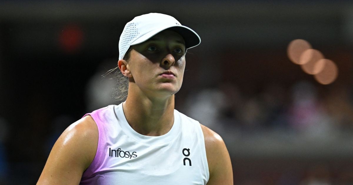 Iga Swiatek, tenismena din Polonia, numărul 2 WTA, cu șapcă pe cap și un tricou alb