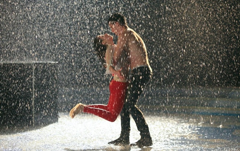 Ce romantic dansează în ploaie doi dintre actorii serialului ”Pariu cu viaţa”! 