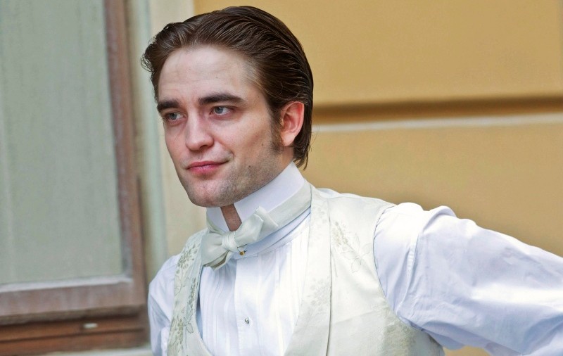 Robert Pattinson are în permanenţă cu el 11 bodyguarzi