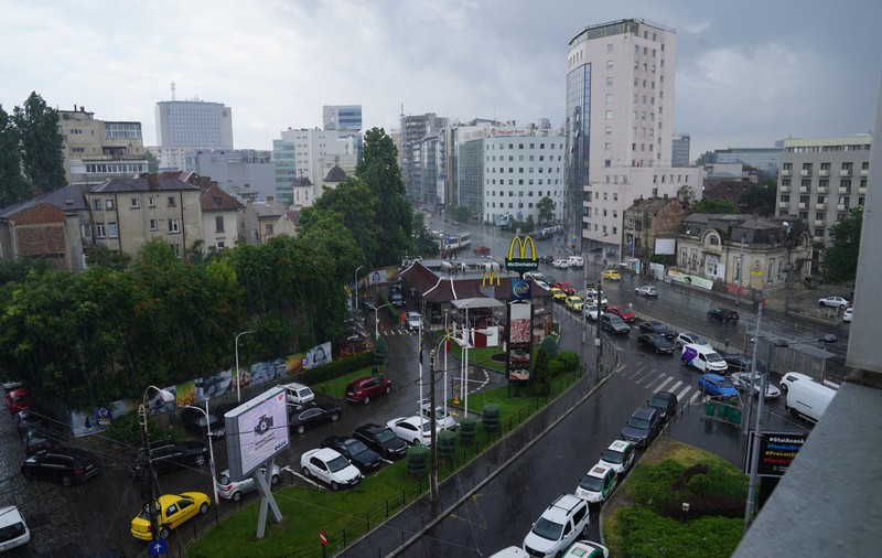 Furtuni violente în București și județul Ilfov: mai mulți copaci, doborâți de vânt. Aproape toată țara, vizată de o alertă meteo