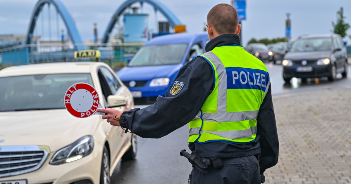 un poliitist german de la Rutieră, dirijează traficul pe o autostradă