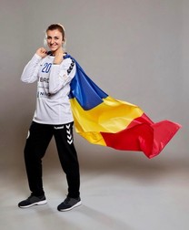 Pe umeri cu steagul românesc