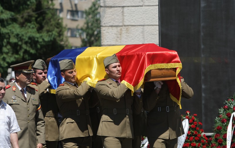 GALERIE FOTO&VIDEO/ Cristian Țopescu, înmormântat cu onoruri militare, la Cimitirul Ghencea Militar din București