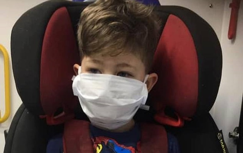 „Mami, o să mor?” Coșmarul trăit de o mamă, după ce fiul ei „perfect sănătos” a început să aibă halucinații din cauza COVID-19