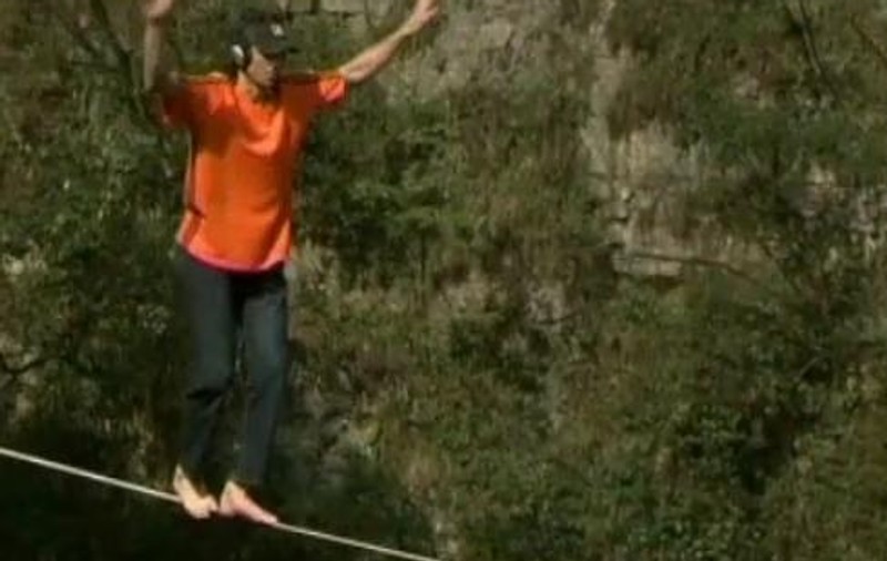Curaj nebun! Stai cu sufletul la gură când îl vezi că se ține ”de aer”, la 1.800 de metri! VIDEO 