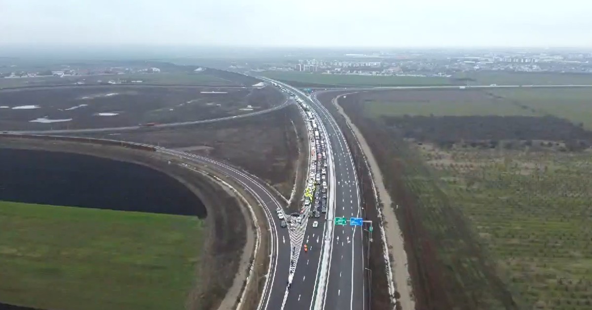 Imaginea surprinde un tronson nou al autostrăzii A7, văzut din aer, cu carosabil modern și marcaje rutiere recente. Pe unul dintre sensuri se observă trafic intens, semn că drumul a fost deschis circulației și este deja folosit de șoferi.