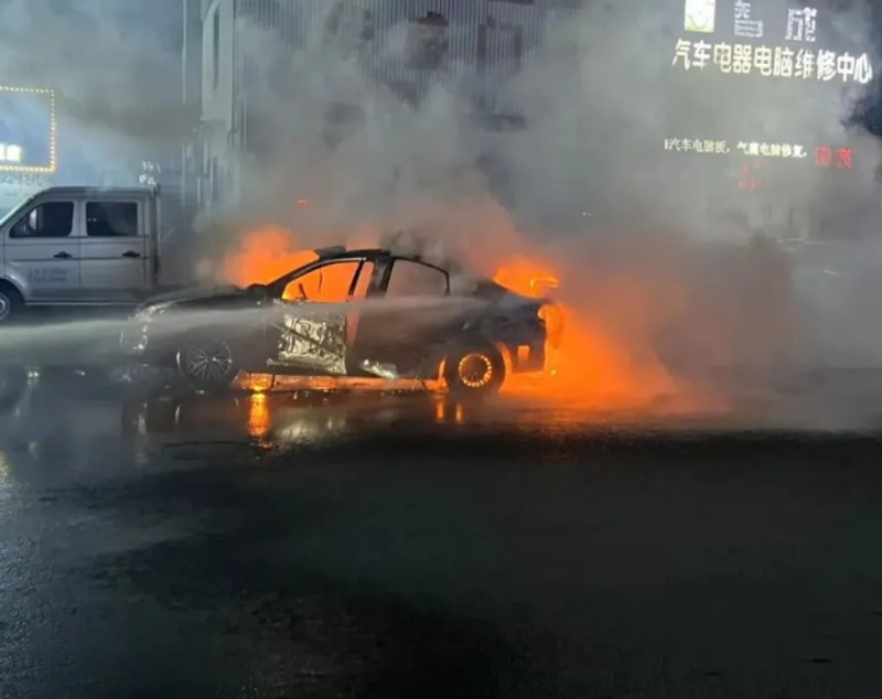 Momentul în care șoferul sare dintr-o mașină cuprinsă de flăcări, în China, și scapă teafăr | VIDEO
