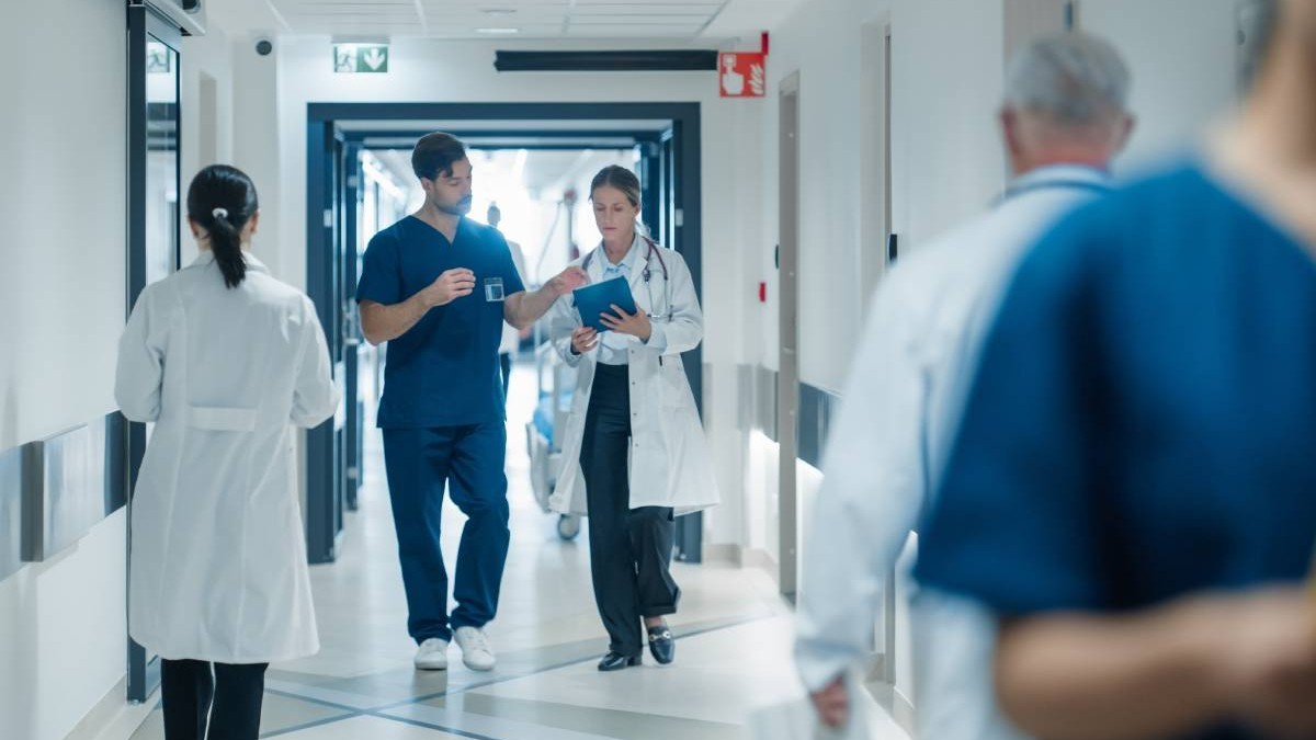 O regulă nouă ar putea aduce mai ușor medicii români din Marea Britanie înapoi în spitalele din țară. Imagine cu caracter ilustrativ. Sursă foto. Shutterstock