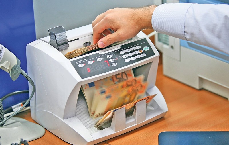 Info financiar | Magazinele fac angajări