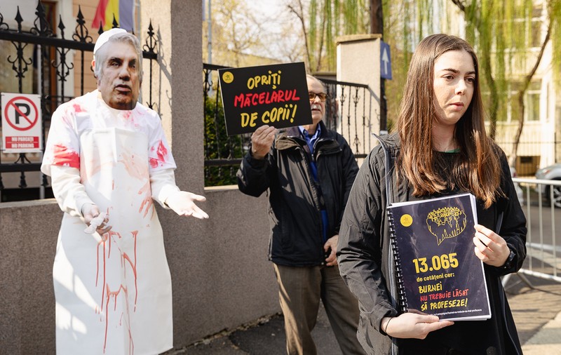 „Opriți măcelarul de copii!”. Protest în fața Colegiului Medicilor pentru a-i interzice medicului Burnei dreptul de a profesa