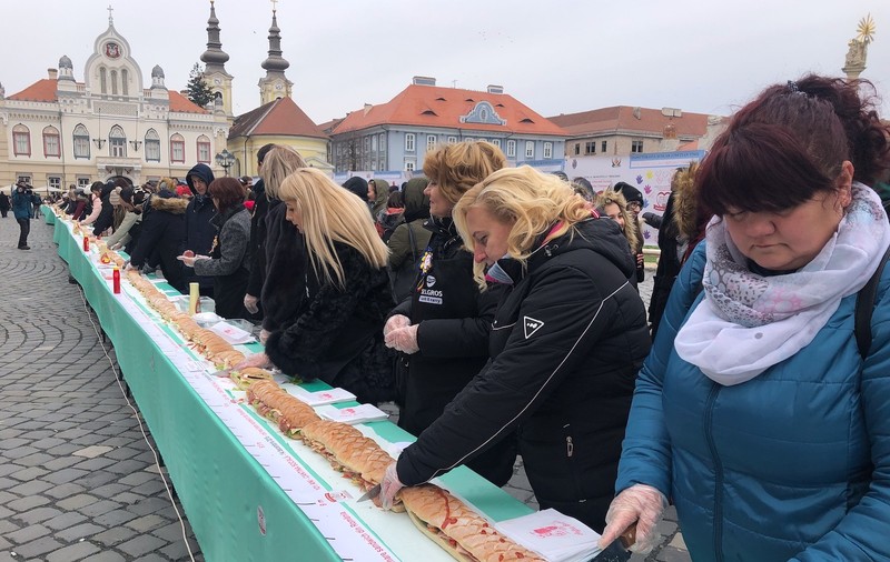 FOTO/ Așa arată cel mai lung sendviș din România. Au fost folosite 181 de pâini!