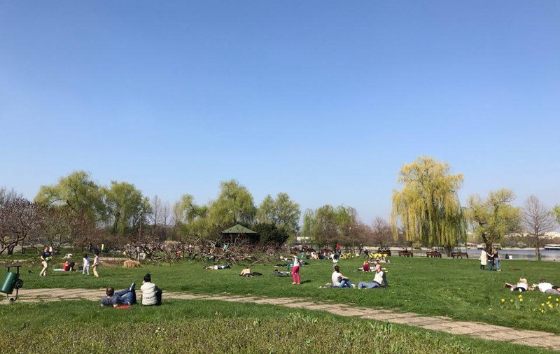 Din paradoxurile vremii: La București se face plajă, la munte se schiază! Parcul Herăstrău și Poiana Brașov, luate cu asalt
