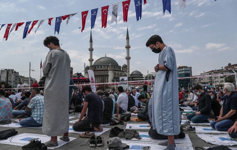 Controversata moschee din Piața Taksim, inaugurată de Erdogan în ziua aniversării protestelor care i-au zguduit guvernul