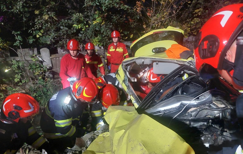 Doi oameni au murit, în Neamț, după ce un TIR a spulberat un autoturism. Gestul făcut de unul dintre șoferi a dus la tragedie
