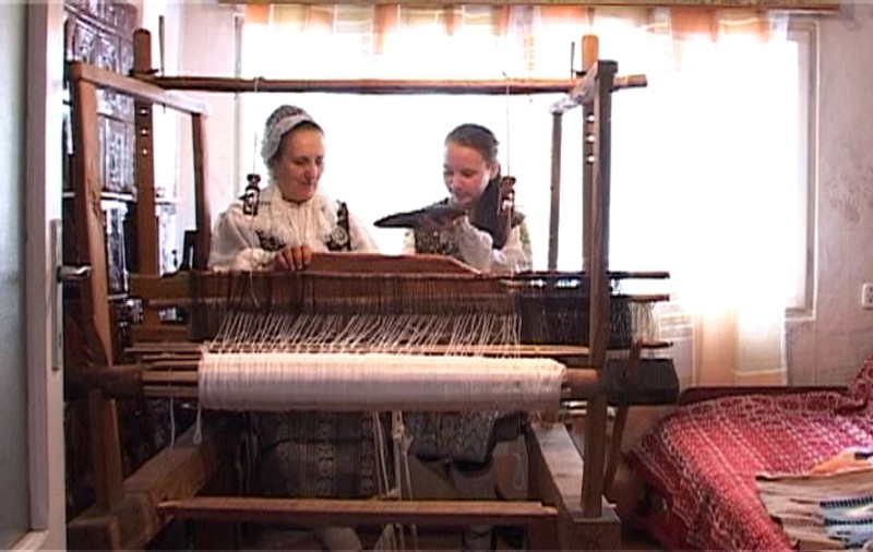 O vrânceancă reînvie tradiția polulară într-un atelier dotat cu bani europeni