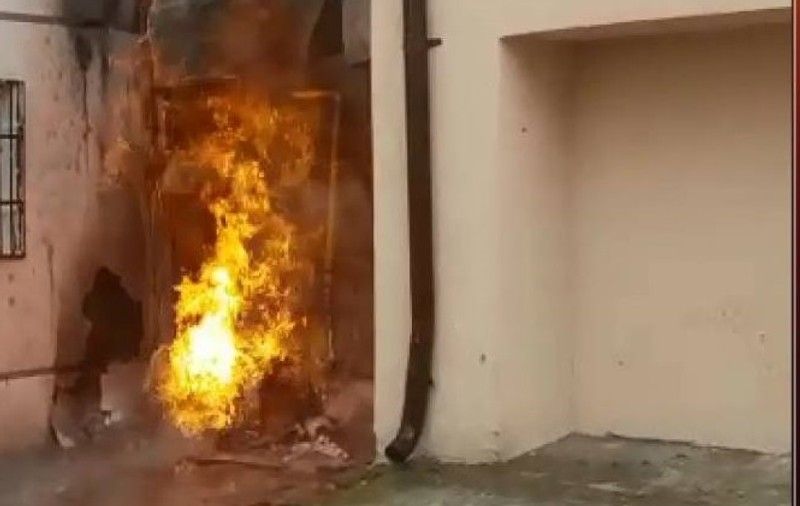 Un bărbat din Prahova s-a ales cu arsuri grave încercând să stingă un incendiu puternic la o conductă de gaze care îi traversează curtea