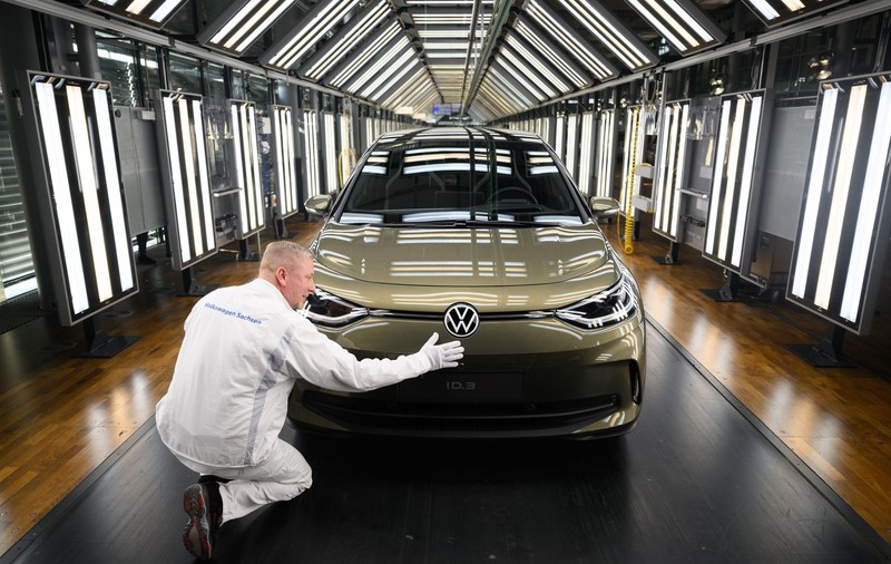 Volkswagen ia în calcul să închidă fabrici din Germania, o măsură fără precedent: „Situaţia este extrem de gravă”