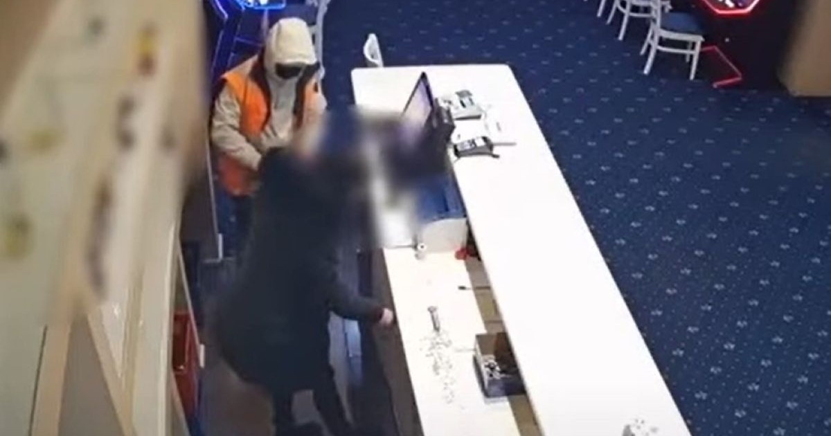 Tânărul o așteaptă pe angajată să-i dea banii din casă