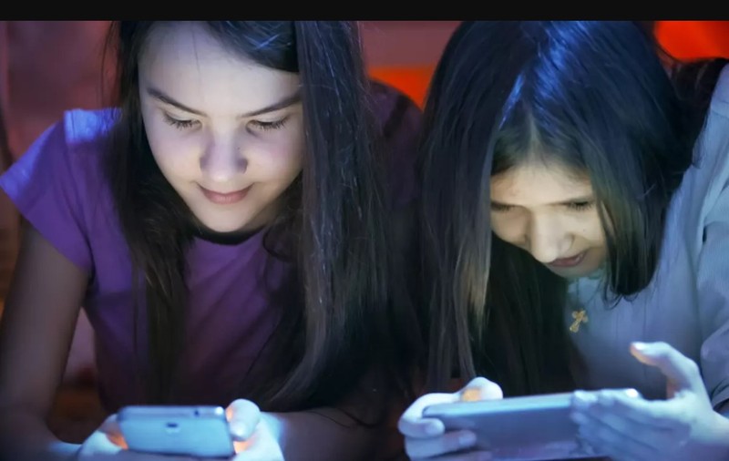 Studiu: pauza de la rețelele de socializare crește încrederea și imaginea de sine la adolescenți