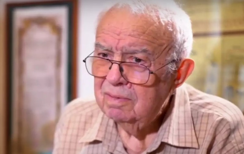 Alexandru Arșinel, decorat cu Ordinul „Crucea Bucovinei”. Și-a primit distincția așezat într-un scaun cu rotile