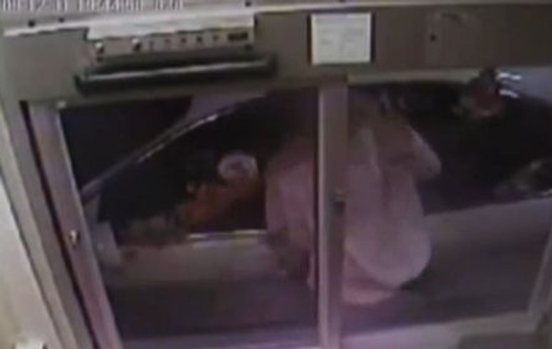 Uite CE POŢI SĂ PĂŢEŞTI dacă REFUZI UN CLIENT | VIDEO HILAR