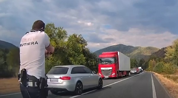 politia rutiera foloseste focuri de arma si dispozitive spike pt a opri un sofer care conducea un audi argintiu
