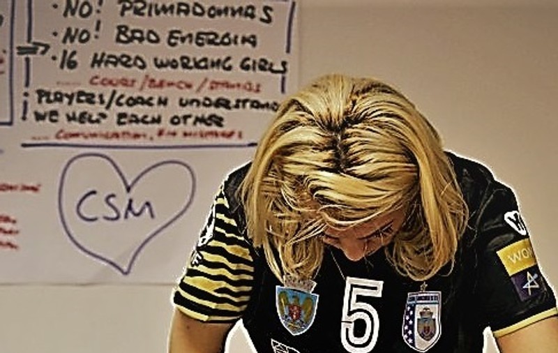 EXCLUSIV / Regulile din vestiarul echipei femininie de handbal CSM București: ”Fără primadone, fără energie negativă. 16 fete foarte muncitoare”