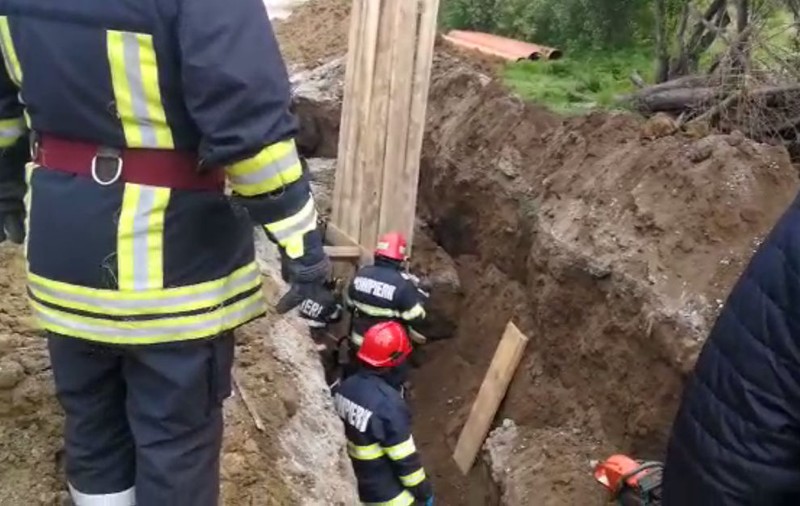 Un muncitor a murit strivit de un mal de pământ în timp ce lucra la o rețea de canalizare﻿