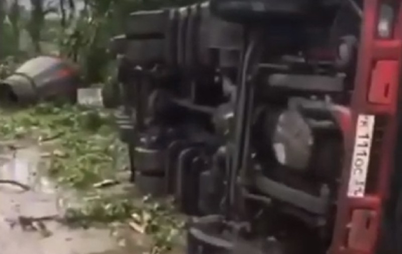 VIDEO | O tornadă violentă a făcut prăpăd într-un oraș din Rusia. TIR-uri răsturnate și zeci de copaci puși la pământ