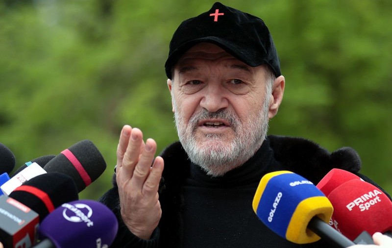 Gigi Becali nu mai are voie să cânte la strană în Catedrala Mântuirii Neamului. Motivul invocat de Patriarhul Daniel