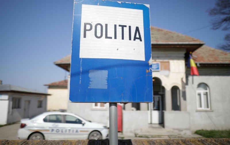 Un bărbat din Arad și-a bătut iubita chiar în secția de poliție, după ce s-au certat de la „spațiul locativ”