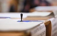 Ștampila și buletinele de vot pentru un tur de scrutin din România