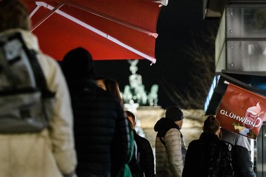 Oamenii așteptând la coada unui stand de vin fiert în Berlin, foto: Epa