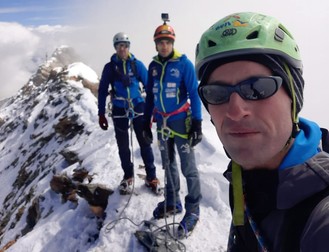 Echipa de alpiniști aflată pe vârful Matterhorn