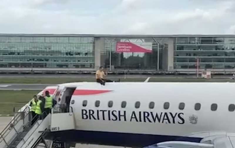 Un om orb a urcat pe un avion! Ce l-a determinat să facă asta