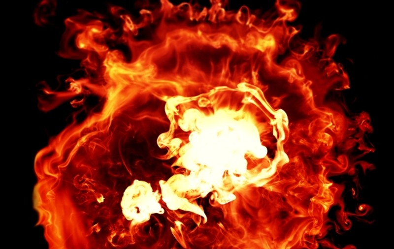 Românii se roagă pentru tinerii arşi în deflagraţiile de la Sighetu Marmaţiei. Suflul exploziilor le-a ars pielea, părul şi hainele | FOTO & VIDEO
