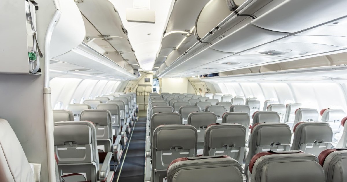 În interiorul cabinei goale a unui avion de pasageri cu fuselaj larg