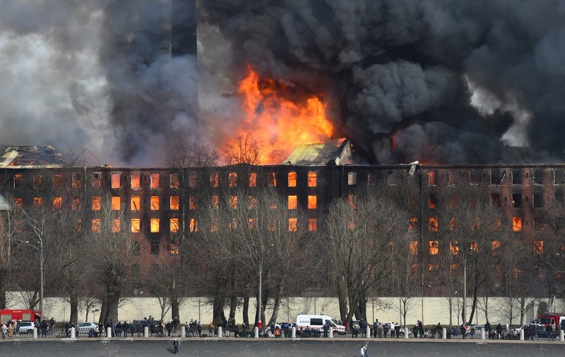 Incendiu la o fabrică din Sankt Petersburg. Un pompier a murit în timpul intervenției