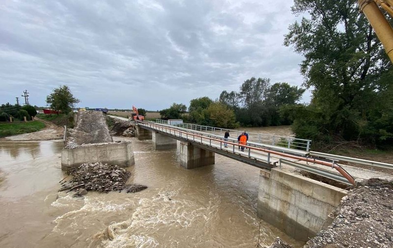 Un pod din Bihor s-a fisurat din cauza ploilor, la o săptămână de la inaugurare. Traficul a fost deviat