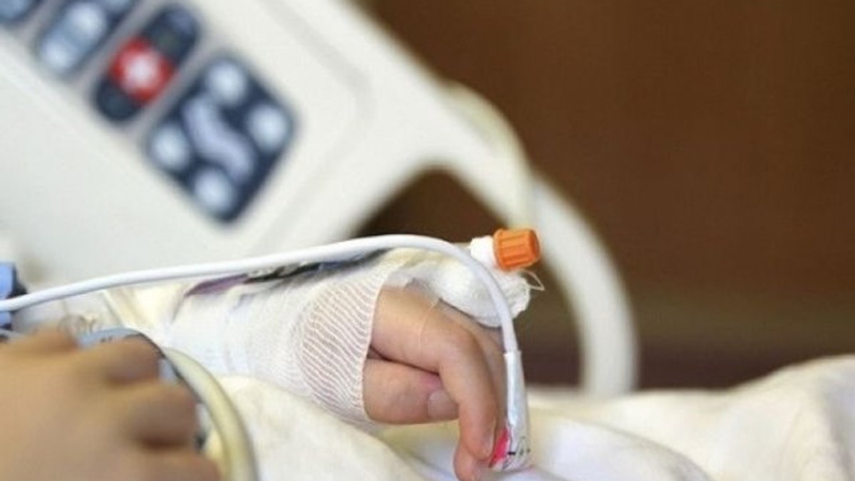 Un copil de doi ani din Iași a căzut într-o groapă cu apă de ploaie. Tatăl l-a salvat, dar băiețelul este în comă profundă