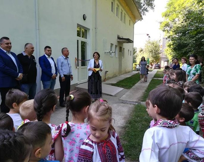 FOTOGALERIE | La Tecuci s-a tăiat panglica pentru o scară de incendiu. Primarul, întâmpinat cu pâine şi sare