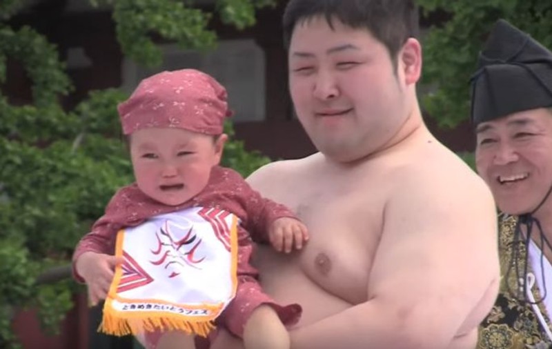 VIDEO | Părinții din Japonia plătesc luptătorii de sumo să le sperie copiii