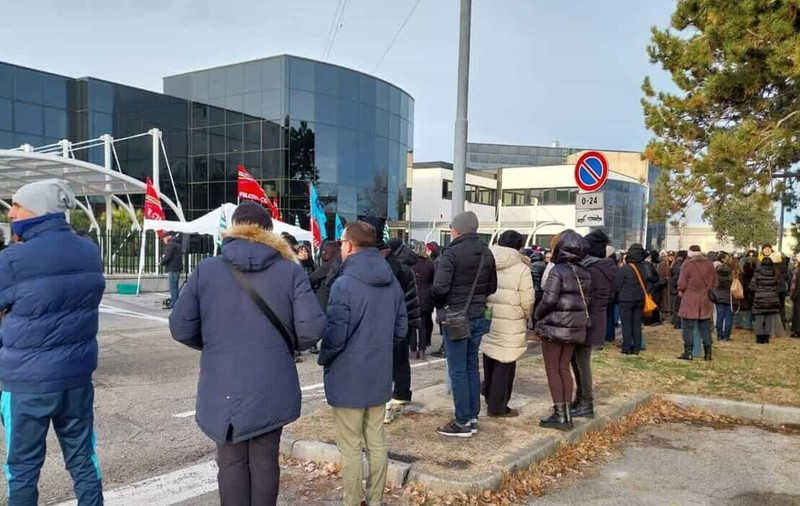 Angajații unei companii de produse de lux, în lacrimi și fără cuvinte: „Concediați pe loc, ne cheamă la birou unul câte unul”
