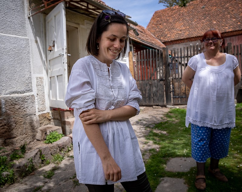 Lovită de o boală rară, o violonistă de 36 de ani din Covasna a uitat aproape totul, mai puțin muzica. “A uitat să plângă. Când o doare ceva, i se umplu ochii de lacrimi, dar râde”
