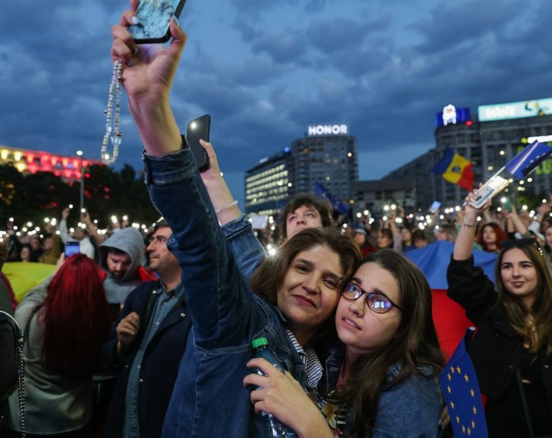 Mii de oameni în Piața Victoriei la mitingul „România în lumină”, organizat de Nicușor Dan. Jandarmeria a sesizat AEP pentru „propagandă electorală” | VIDEO