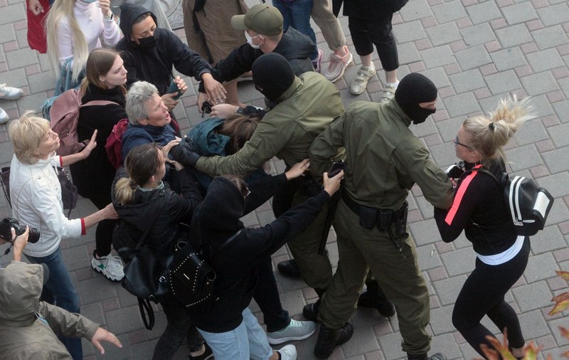 Imagini dramatice în Belarus: femeile luptă cu “mascații” și le smulg cagulele în timpul unui protest masiv la Minsk