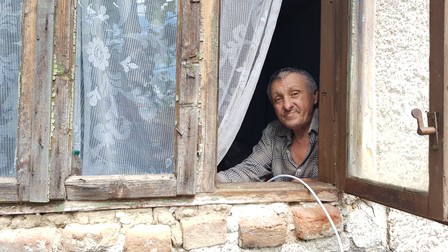 Fereastra de la care Gheorghe îşi salută vecinii