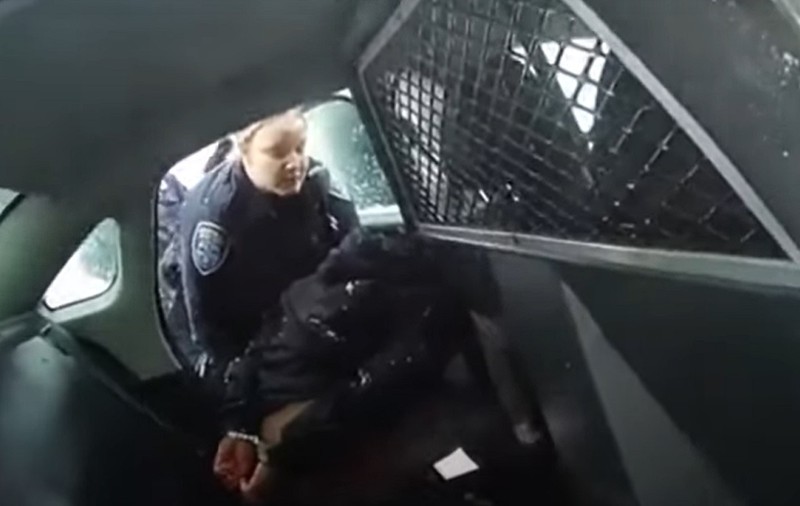 VIDEO | O fetiță de culoare, încătușată și stropită cu spray iritant de polițiștii americani. Copila are doar 9 ani
