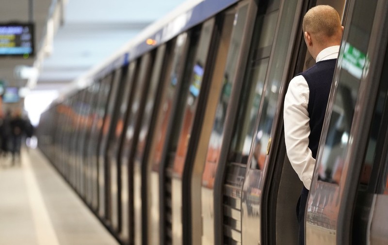 De ce nu se poate cumpăra apă la metrou? Metrorex s-a trezit că nu poate face licitații pentru spațiile comerciale
