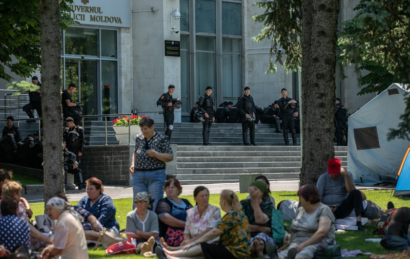 CORESPONDENȚĂ DIN CHIȘINĂU/ În fața unei crize politice fără precedent, moldovenii încearcă să-și păstreze măcar simțul umorului. Gluma străzii: „Avem două Guverne, în caz că unul se strică”